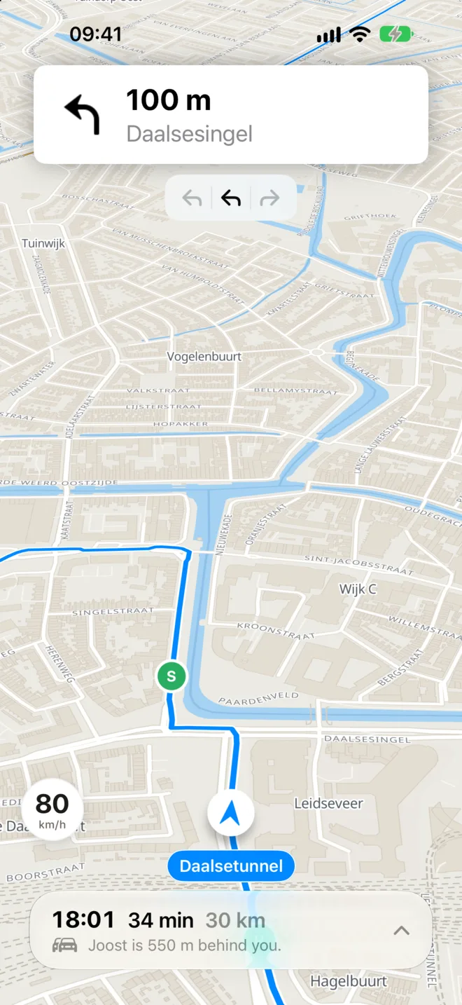 De app bij een afslag, met een konvooilid op de kaart en onderin wie erachter rijdt.